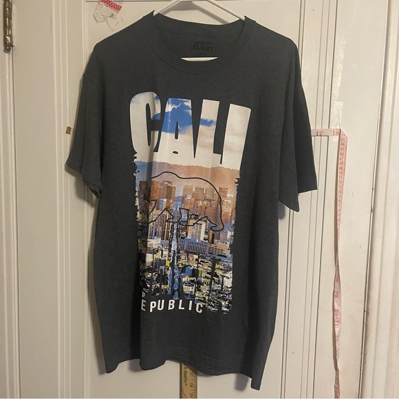 Spoiler Alert. Men’s Large - Picture 7 of 7